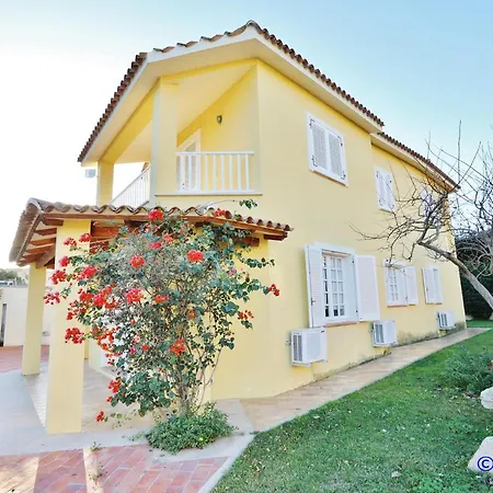 Vila Seafront Villa, Only 20 Meters From The Sea.