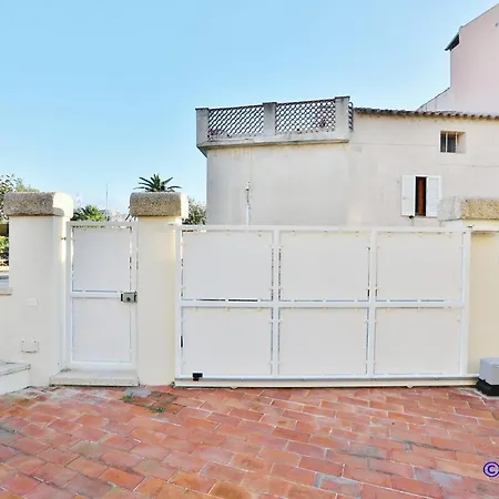 Vila Seafront Villa, Only 20 Meters From The Sea. *