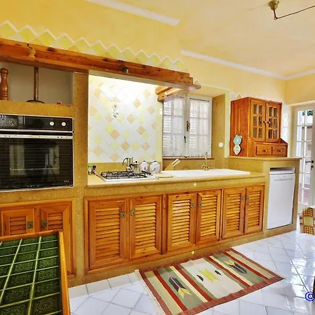 Villa Seafront Villa, Only 20 Meters From The Sea.